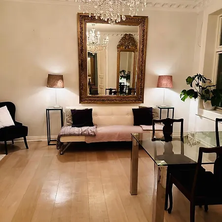 The Belle Epoque Botanisk Apartment