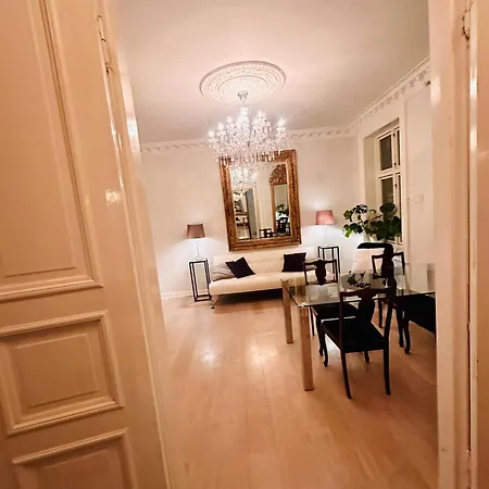 The Belle Epoque Botanisk Apartment