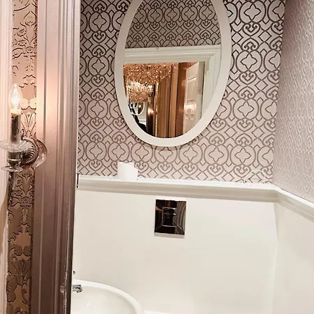 The Belle Epoque Botanisk Apartment *