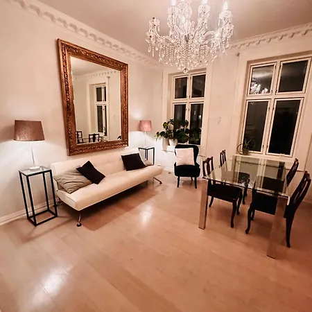 The Belle Epoque Botanisk Apartment *