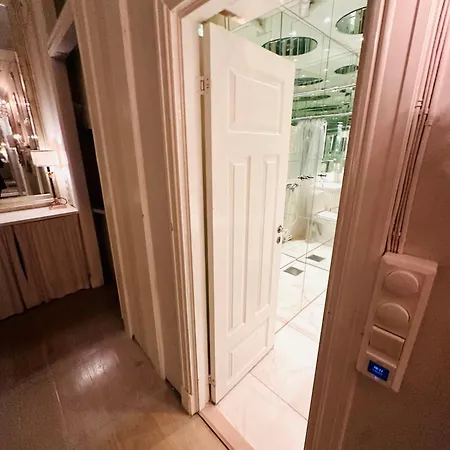 The Belle Epoque Botanisk Apartman